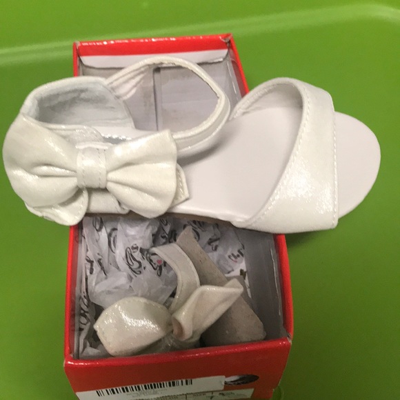 White metallic shoes size 7 toddler girls - Picture 3 of 3